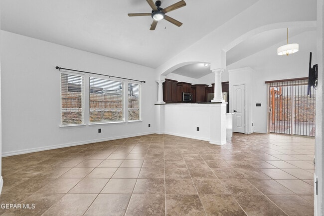 Building Photo - 14696 Jesus Almeida