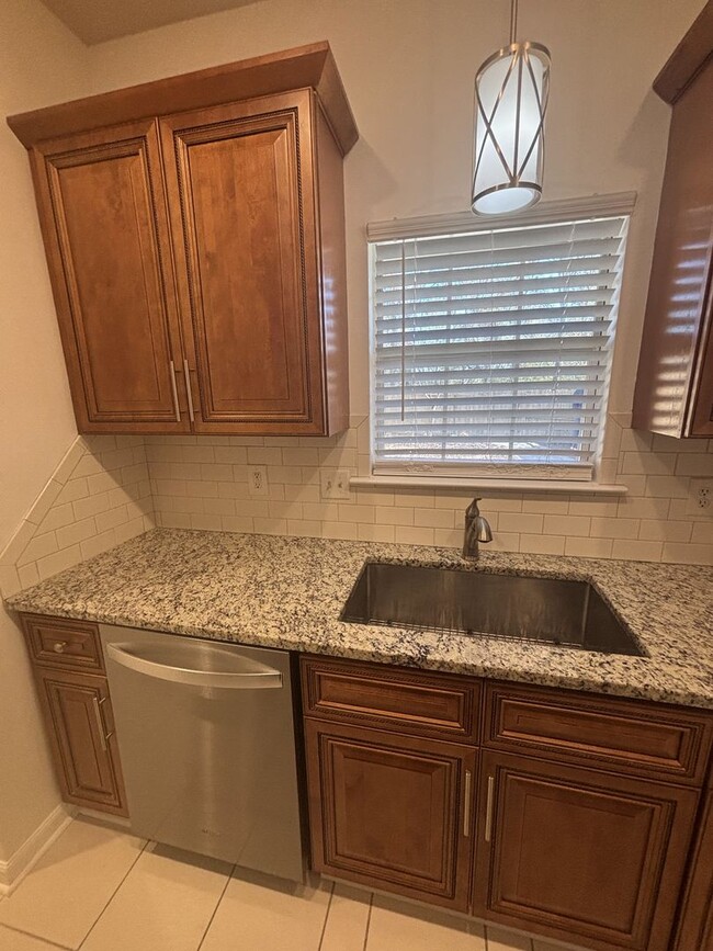 Building Photo - Fully Renovated 2 bed 2.5 bath Townhome in...