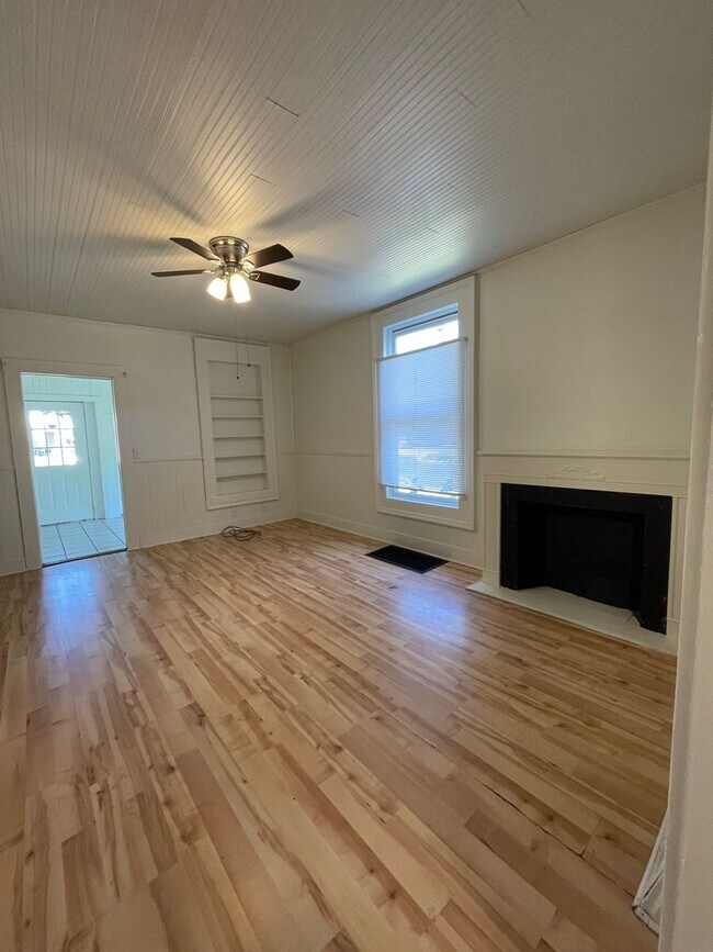 Building Photo - 5 Bedroom Available November