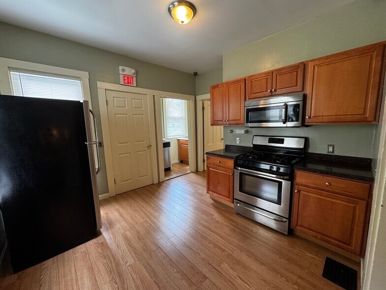 Building Photo - 374 Highland Ave