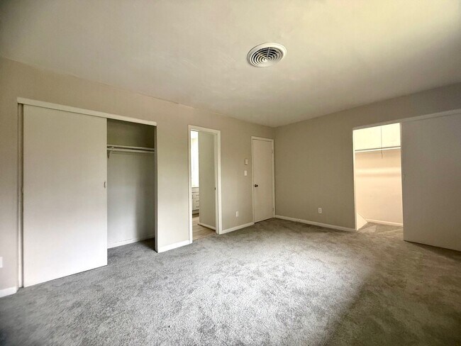 Building Photo - Charming 3-Bedroom Townhome with Fenced Yard