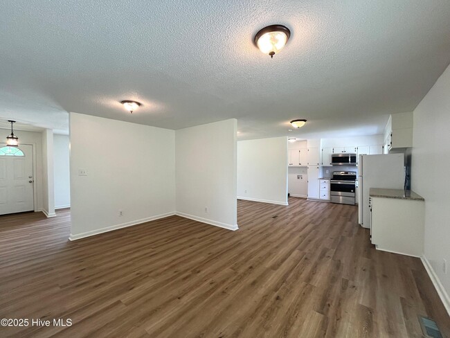 Building Photo - 5205 Dakota Ct