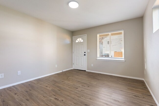 Building Photo - 4 bedroom/2.5 bathroom available in SE Portland