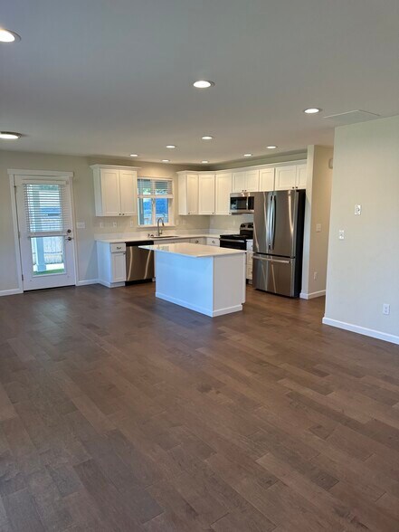 Kitchen/Living room - 6704 Summerset Dr SE