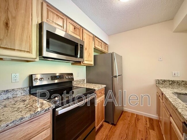 Building Photo - 2 Dawnwood Cir