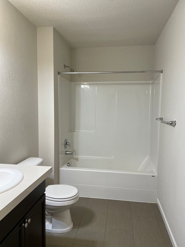 Building Photo - Beautiful 4 Bedroom 2.5 Bath Home Located ...