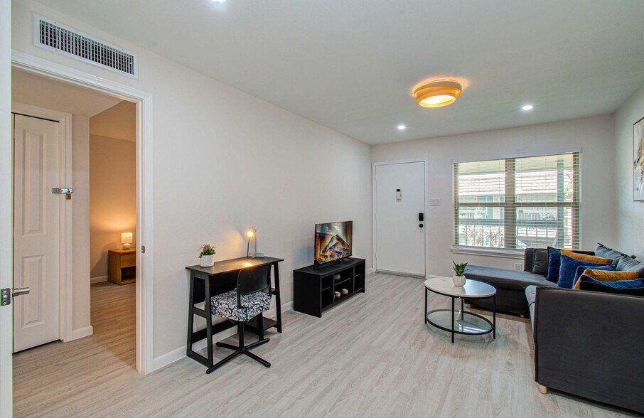 Building Photo - 845 Augusta Dr