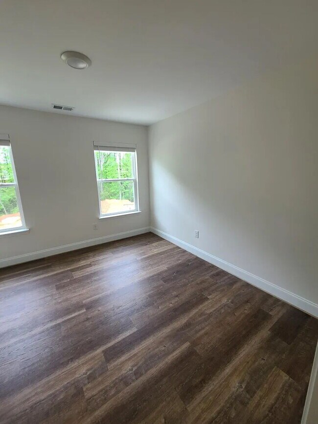 Building Photo - Sign a 12-month lease now and receive the ...