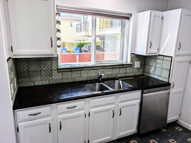 Building Photo - 2125 Carmona Ave