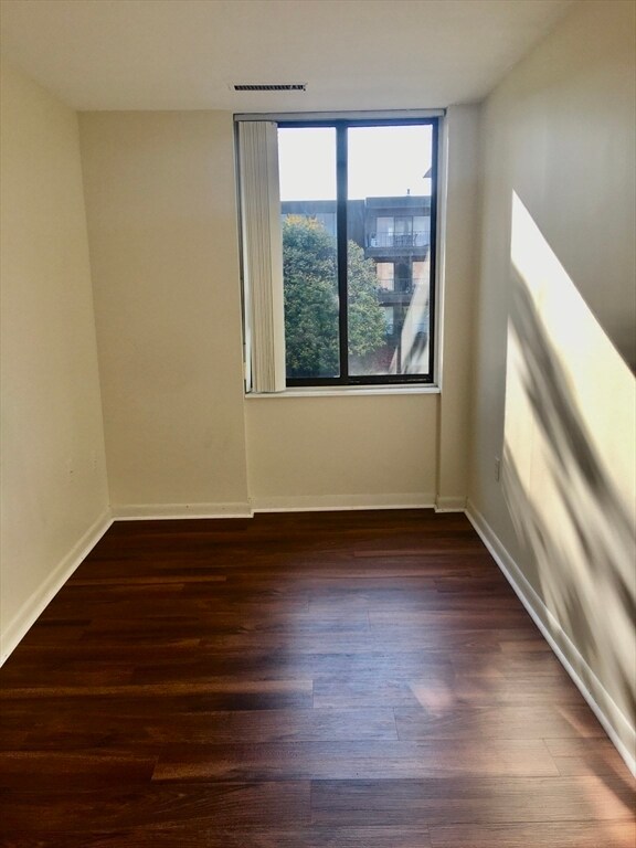 Building Photo - 1006 Paradise Rd