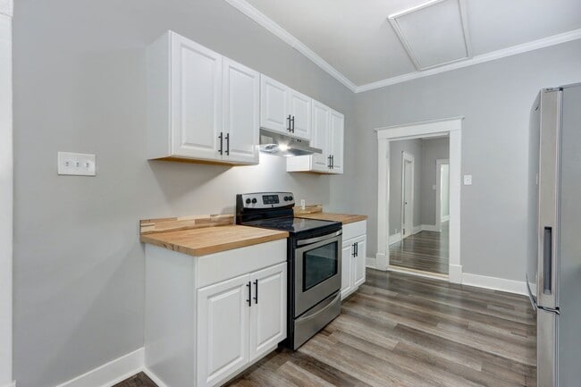 Building Photo - 720 W Victory Dr
