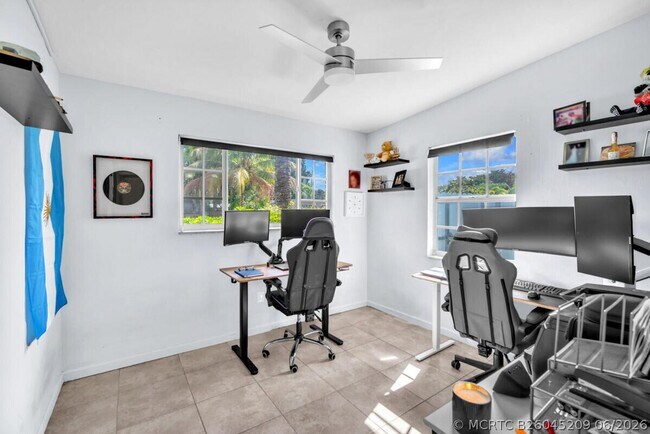 Building Photo - 404 S 62nd Terrace