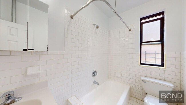 Building Photo - 620 W 171st St