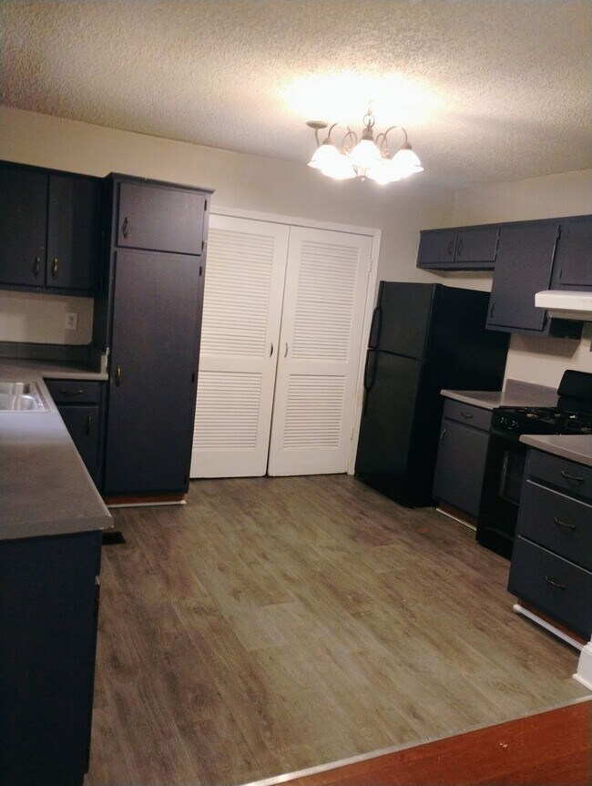 Building Photo - Must See Huge 5 Bedroom/3 Bathroom Home Fo...