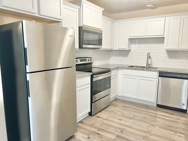 Building Photo - AVAILABLE NOW! (SECTION 8 ACCEPTED)