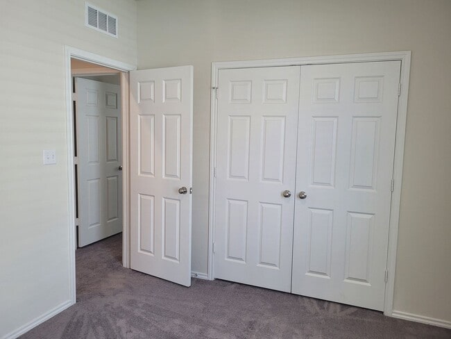 Building Photo - Spacious Family Home in Overlook at Creeks...