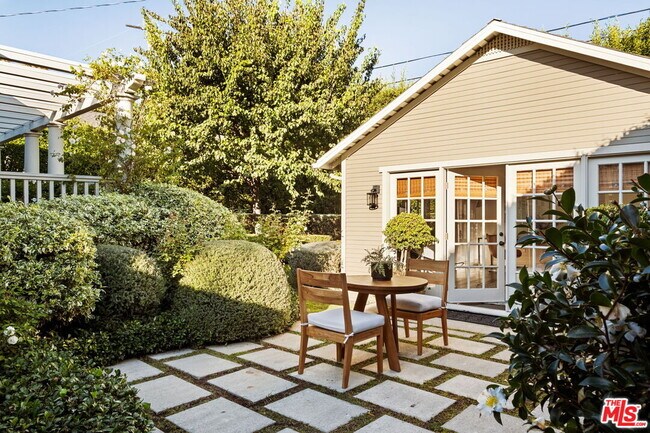 Building Photo - 1438 N Orange Grove Ave