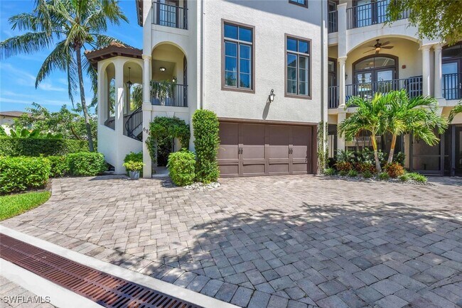 Building Photo - 684 10th Ave S