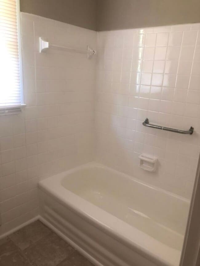 Building Photo - 501 Rosewell Ln