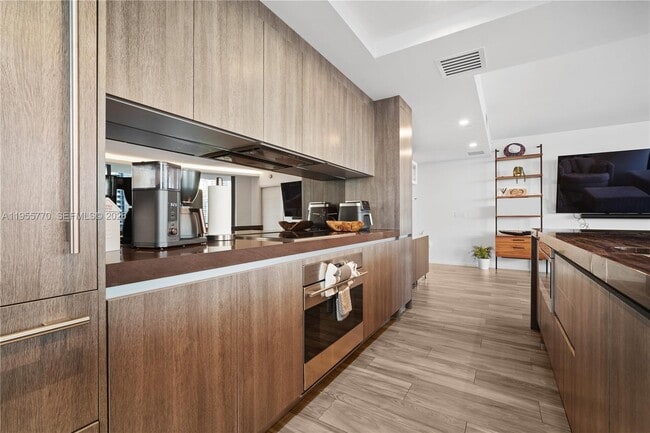 Building Photo - 801 S Miami Ave