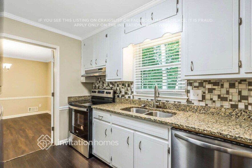 Building Photo - 677 Royal Abbey Dr