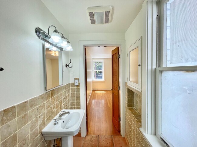 Building Photo - 1BR/1BA Garden Apartment! Laundry! Storage...