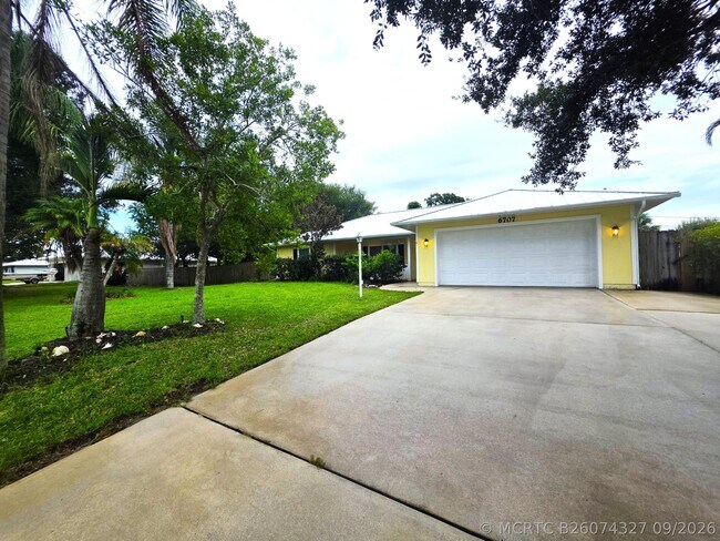 Building Photo - 6707 Coquina Ave