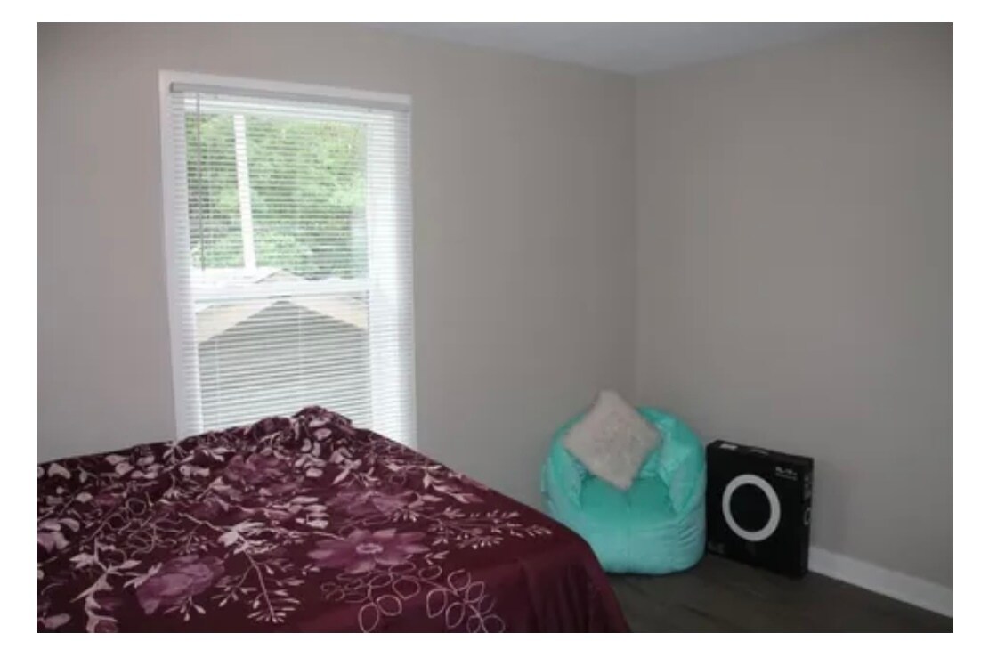 Building Photo - 84 Curtice St E