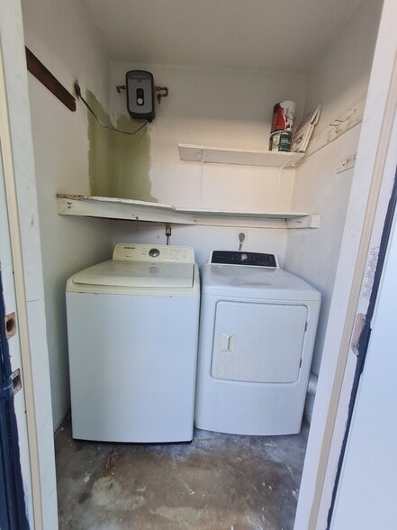 Washer/dryer on property - 970 NE 40th St