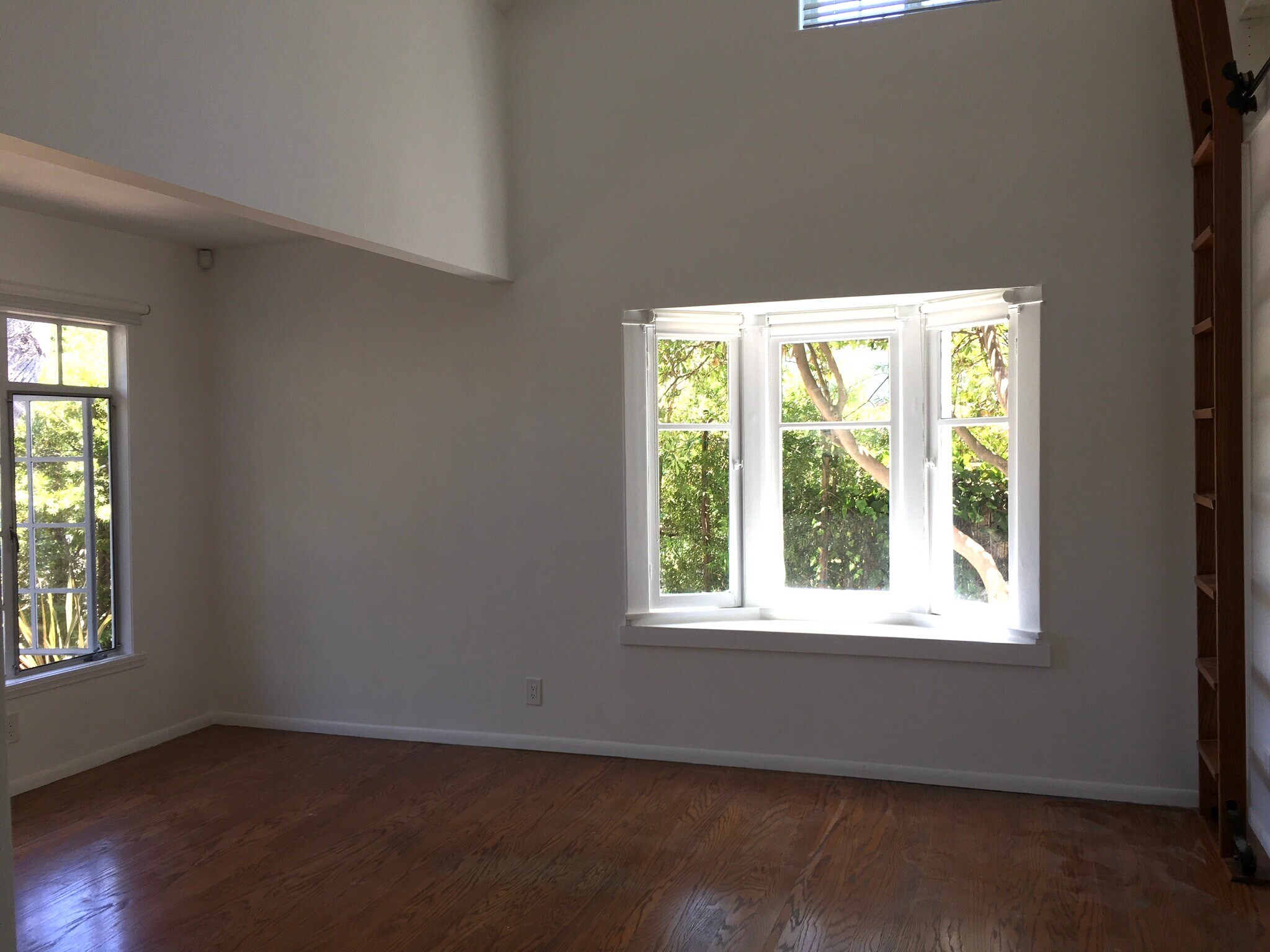 Building Photo - 347 6th Ave