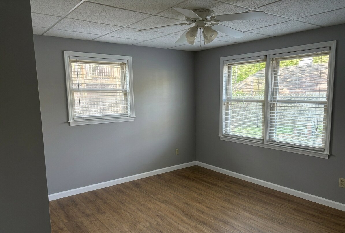 Building Photo - 1537 Brookdale Ave