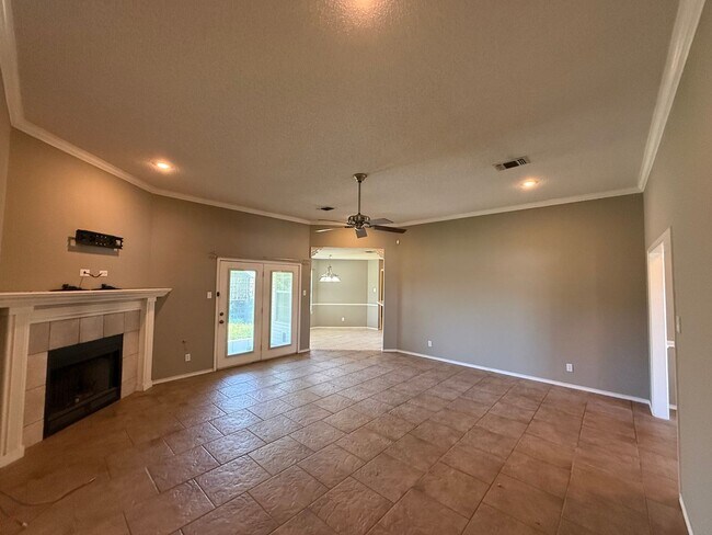 Building Photo - Gorgeous 3 bed/2bath home in Twin Oaks AVAILABLE NOW!