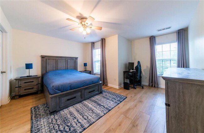 Building Photo - 2860 Mayfair Dr