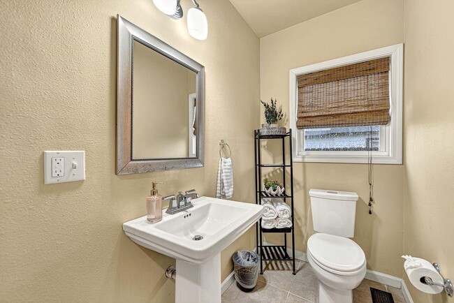 Building Photo - 983 N Main St