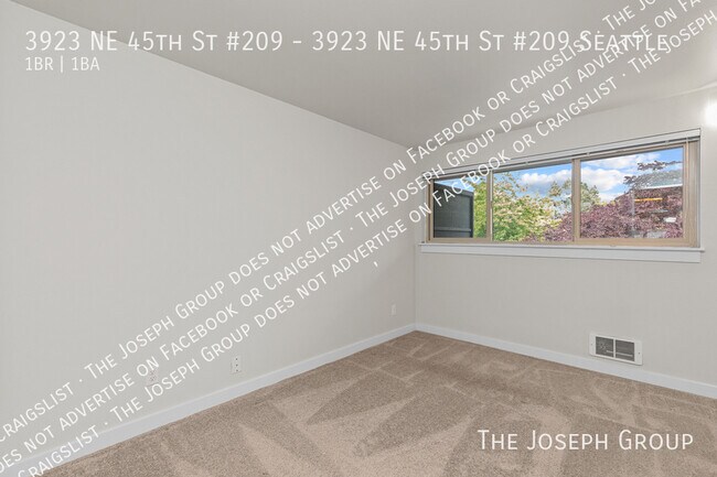 Building Photo - 3923 NE 45th St