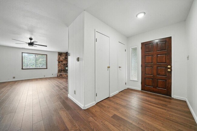 Building Photo - Large 2 Bedroom Home