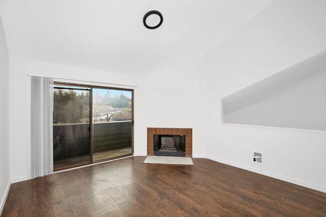 Building Photo - 2 Bedroom Plus Bonus Room in the Heart of Bellevue