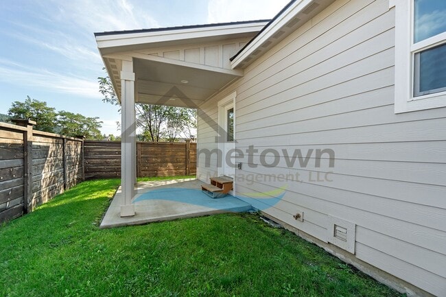 Building Photo - 2 Bedroom 2 Bath Home with Attached Garage...