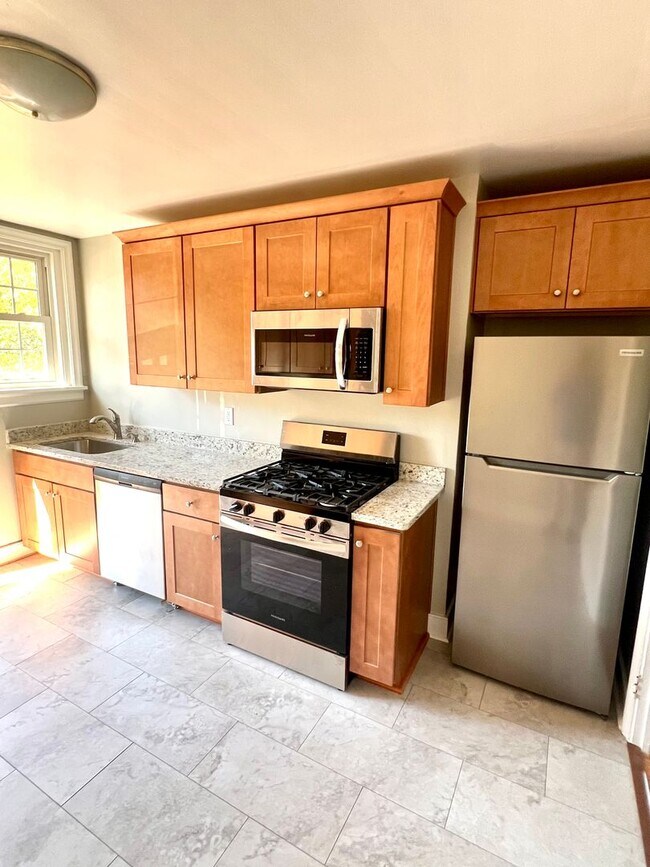 Building Photo - Huge 1 Bedroom Apartment, in the Near west...