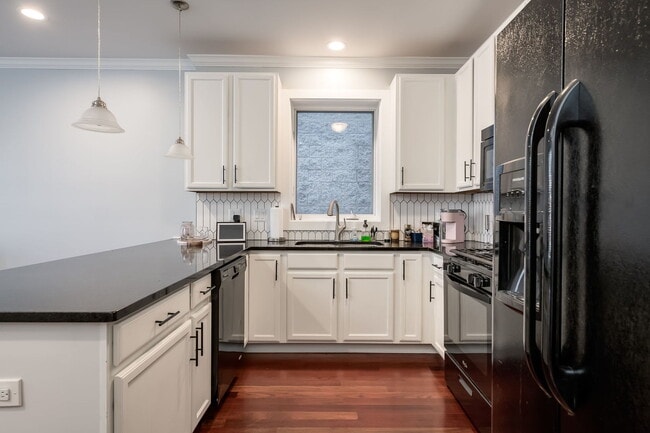 Building Photo - 6641 W Belmont Ave