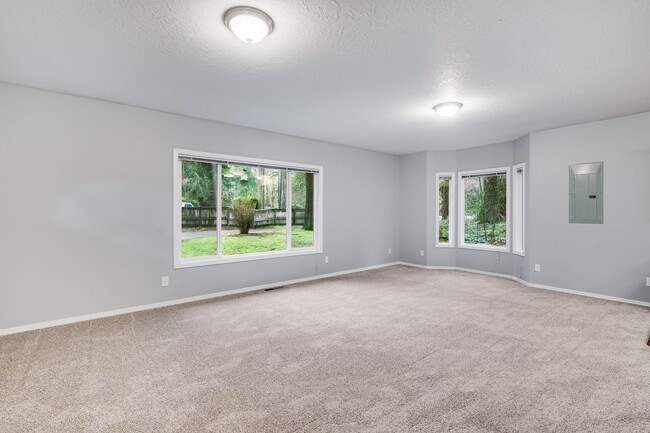 Building Photo - Beautiful 3 Bed, 2 Bath Rental Home on the Sandy River!