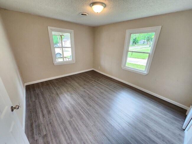 Building Photo - Spacious 2-Bedroom, 1-Bathroom Home AVAILABLE NOW!!
