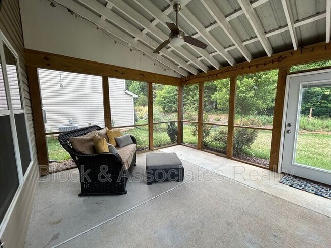 Building Photo - 1464 Land Grv Dr