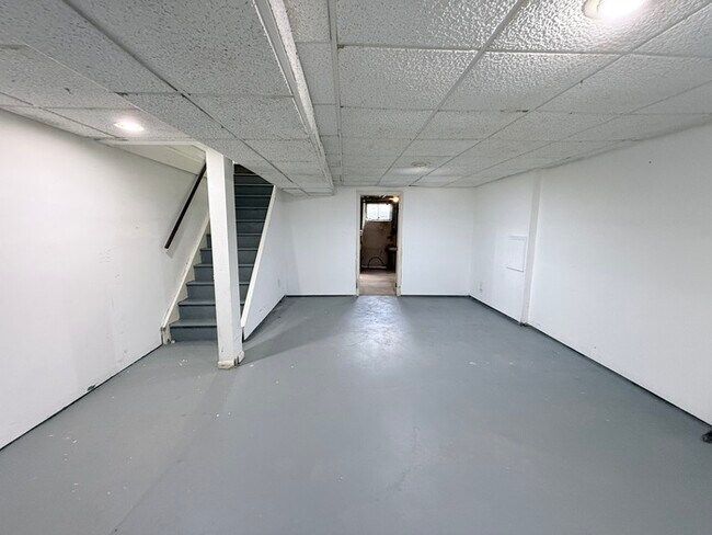 Building Photo - 502 S Logan Ave