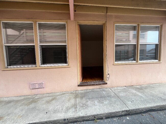 Building Photo - 3215 Taraval St