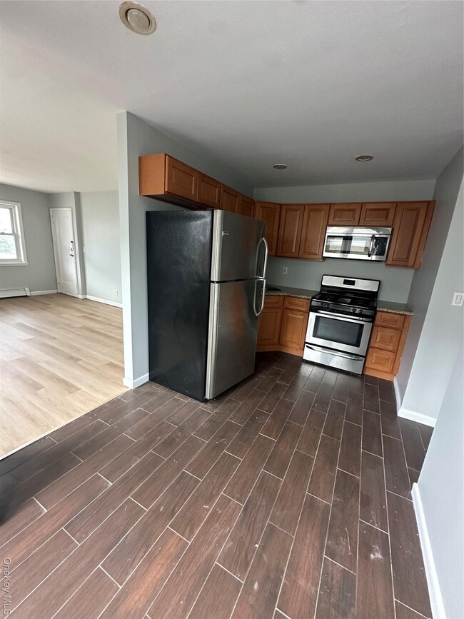 Building Photo - 665 E Broadway