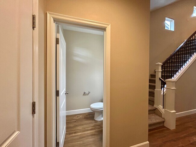 Building Photo - Gorgeous 4 Bed, 2.5 Bath Tuscany Home!