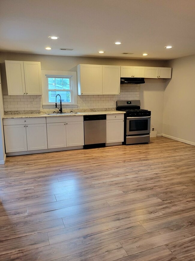 Building Photo - Beautifully Remodeled and Rent Ready.