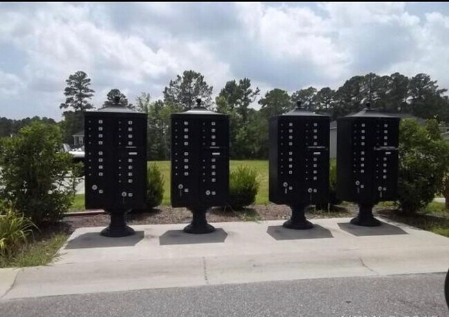 Building Photo - Like New Townhome!