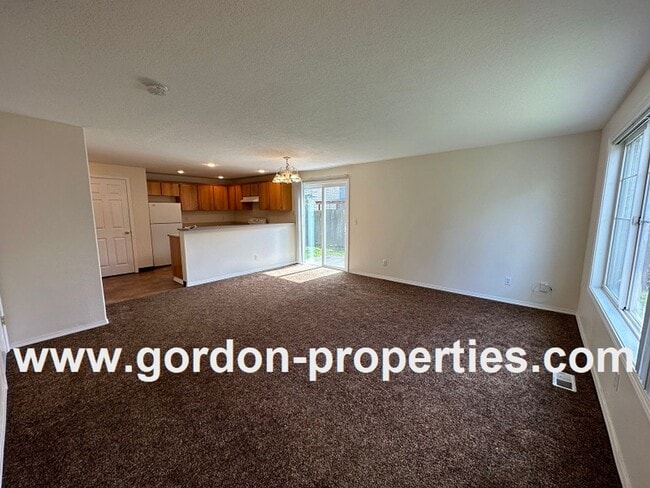 Building Photo - SE 73rd Ave - 3 bedroom townhouse in Mt Sc...